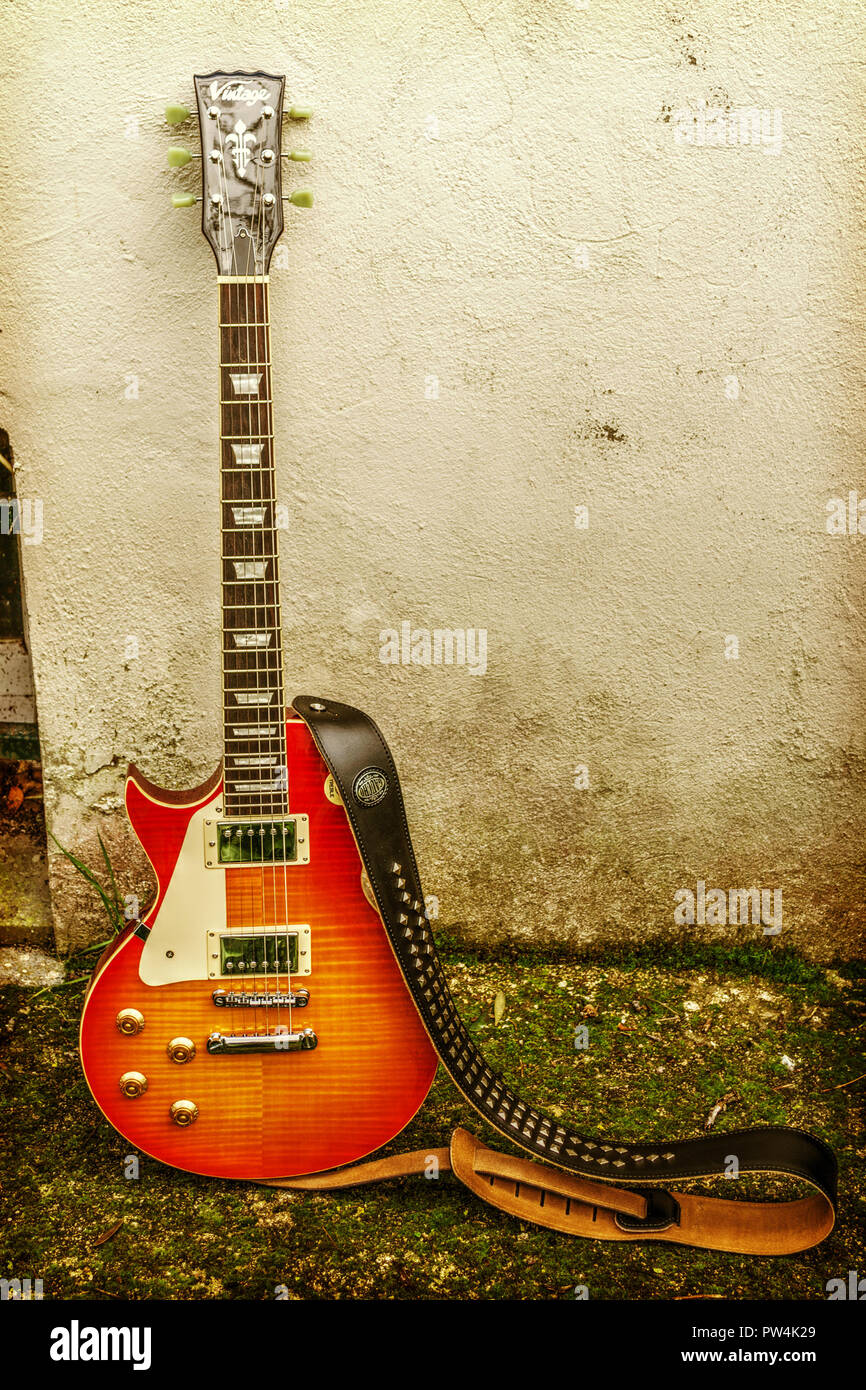 Sassari, Italie - Février 20, 2013 : Vintage LV100 guitare appuyé contre un  mur rustique en effet rétro Photo Stock - Alamy