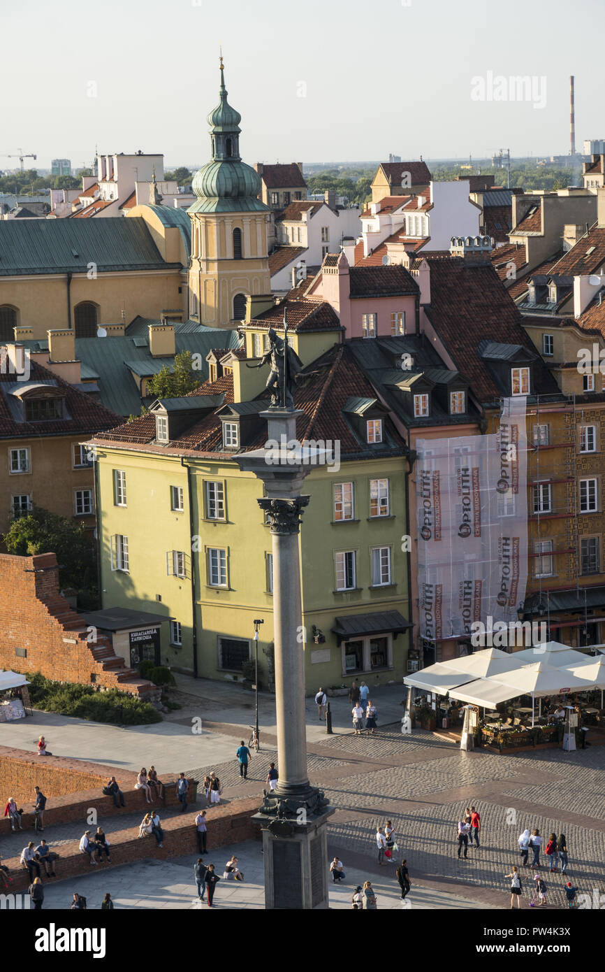 La Vieille Ville (Stare Miasto) et place du marché de Varsovie, Pologne date de la fin du 13e siècle. Colonne Sigmund au premier plan. Banque D'Images