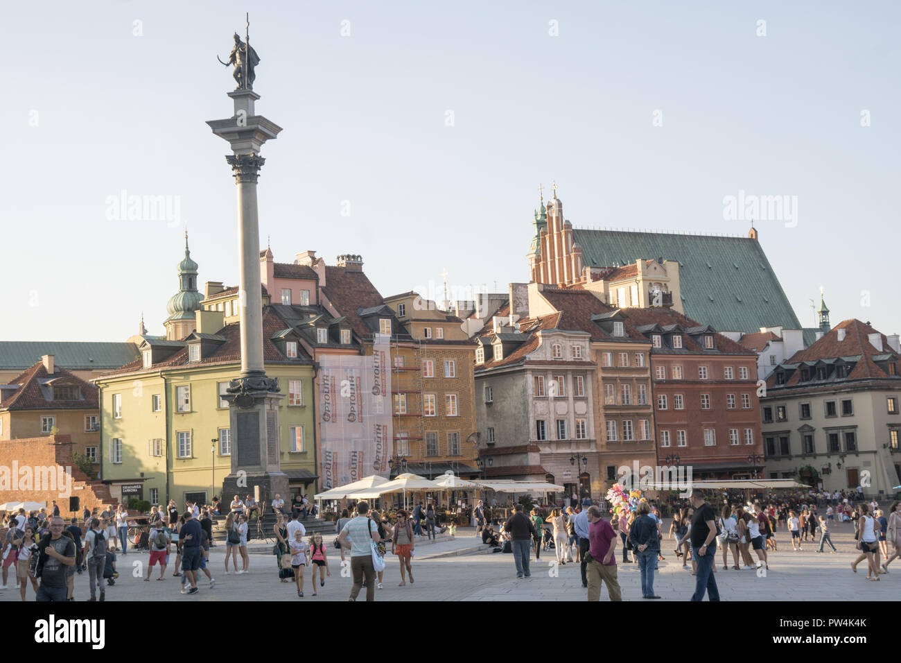 La Vieille Ville (Stare Miasto) et place du marché de Varsovie, Pologne date de la fin du 13e siècle. Colonne Sigmund s'élève de la place. Banque D'Images