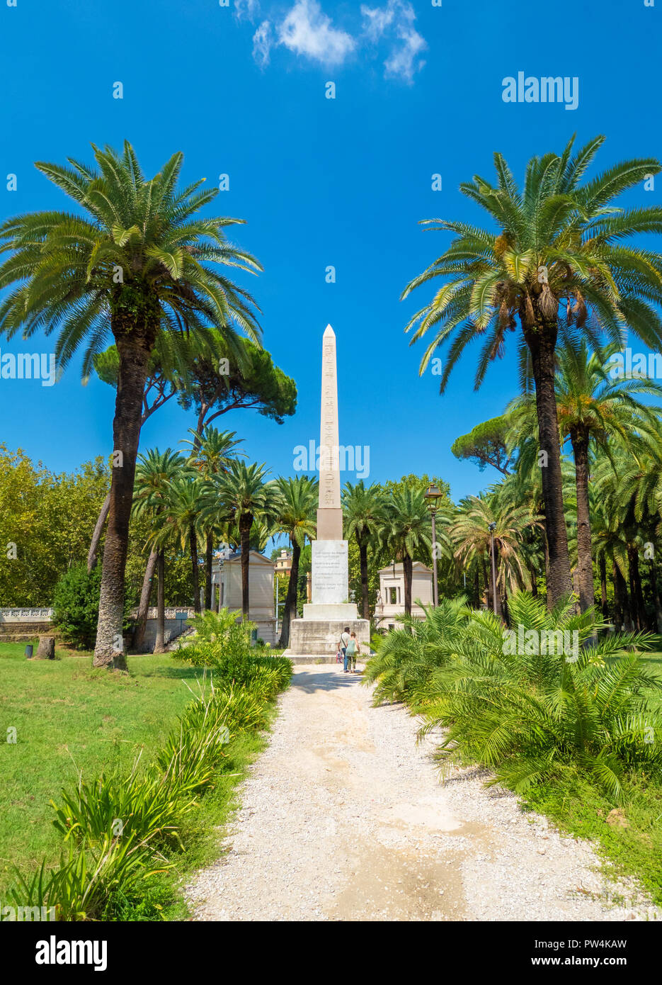 Rome, Italie - une vue de la Villa Torlonia, parc public de Rome avec des fontaines, bâtiments néoclassiques, musée et jardins environnants Banque D'Images