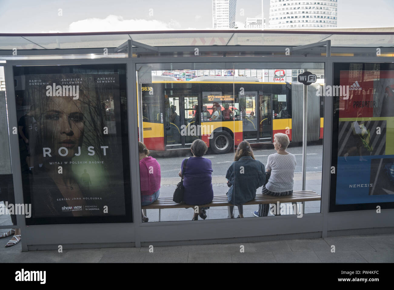 Arrêt de bus, le centre de Varsovie, Pologne Banque D'Images