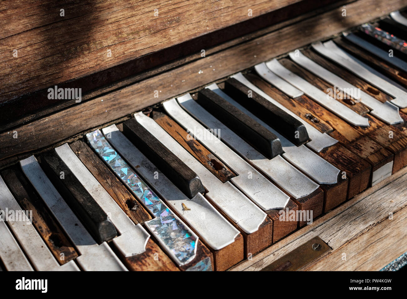 Concept musique - piano vintage - gros plan de clavier - touches de piano, Banque D'Images