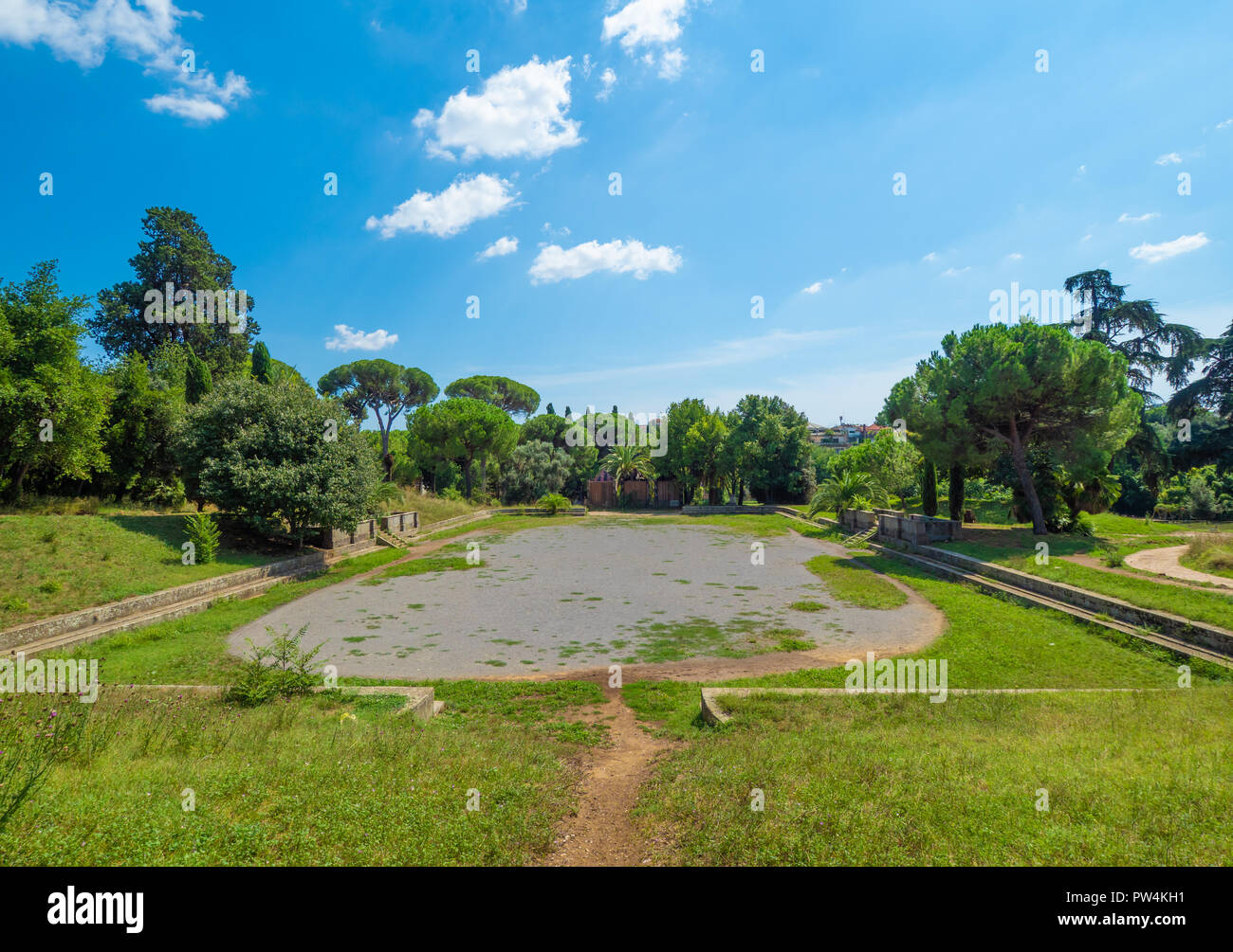 Rome, Italie - une vue de la Villa Torlonia, parc public de Rome avec des fontaines, bâtiments néoclassiques, musée et jardins environnants Banque D'Images