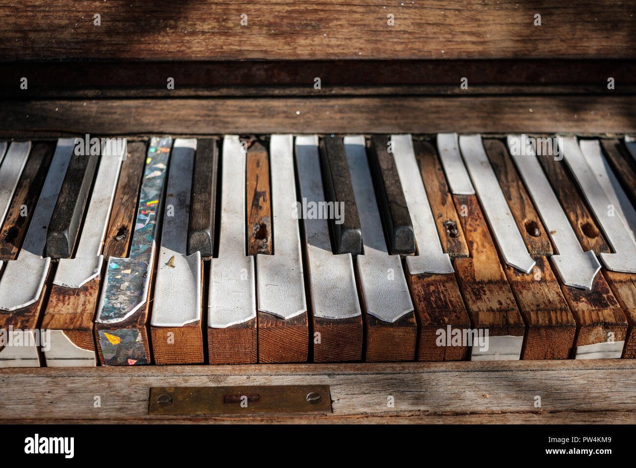 Concept musique - piano vintage - gros plan de clavier - touches de piano, Banque D'Images