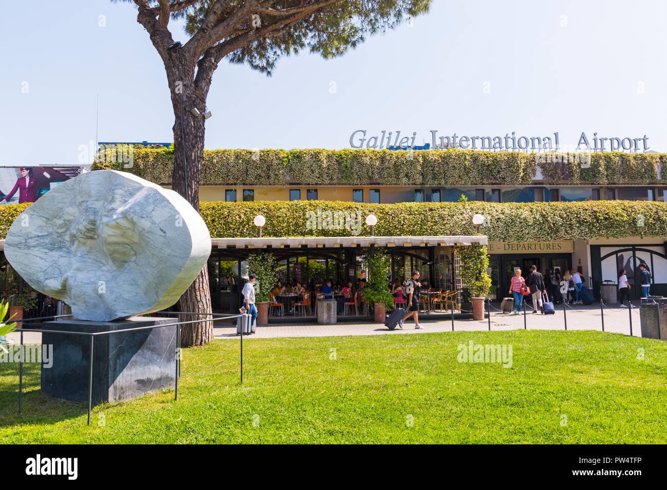 Départ à l'Aéroport International de Galilei, Pise, Toscane, Italie en mai Banque D'Images