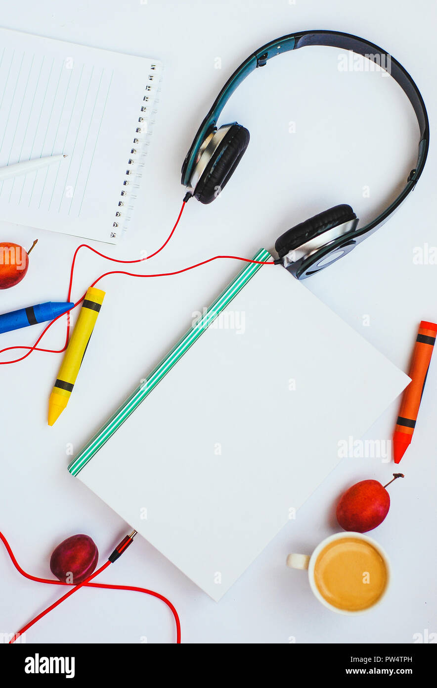 Livre audio concept. casque et livre sur un fond blanc Banque D'Images