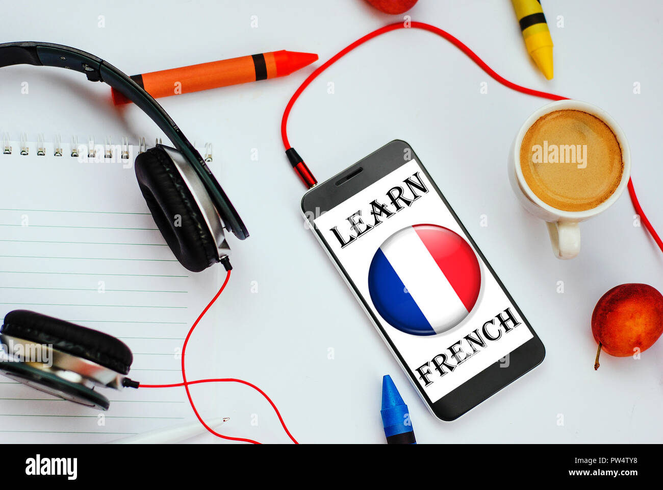 Smartphone avec drapeau français et d'écouteurs. concept de l'apprentissage du français par le biais de cours audio Banque D'Images