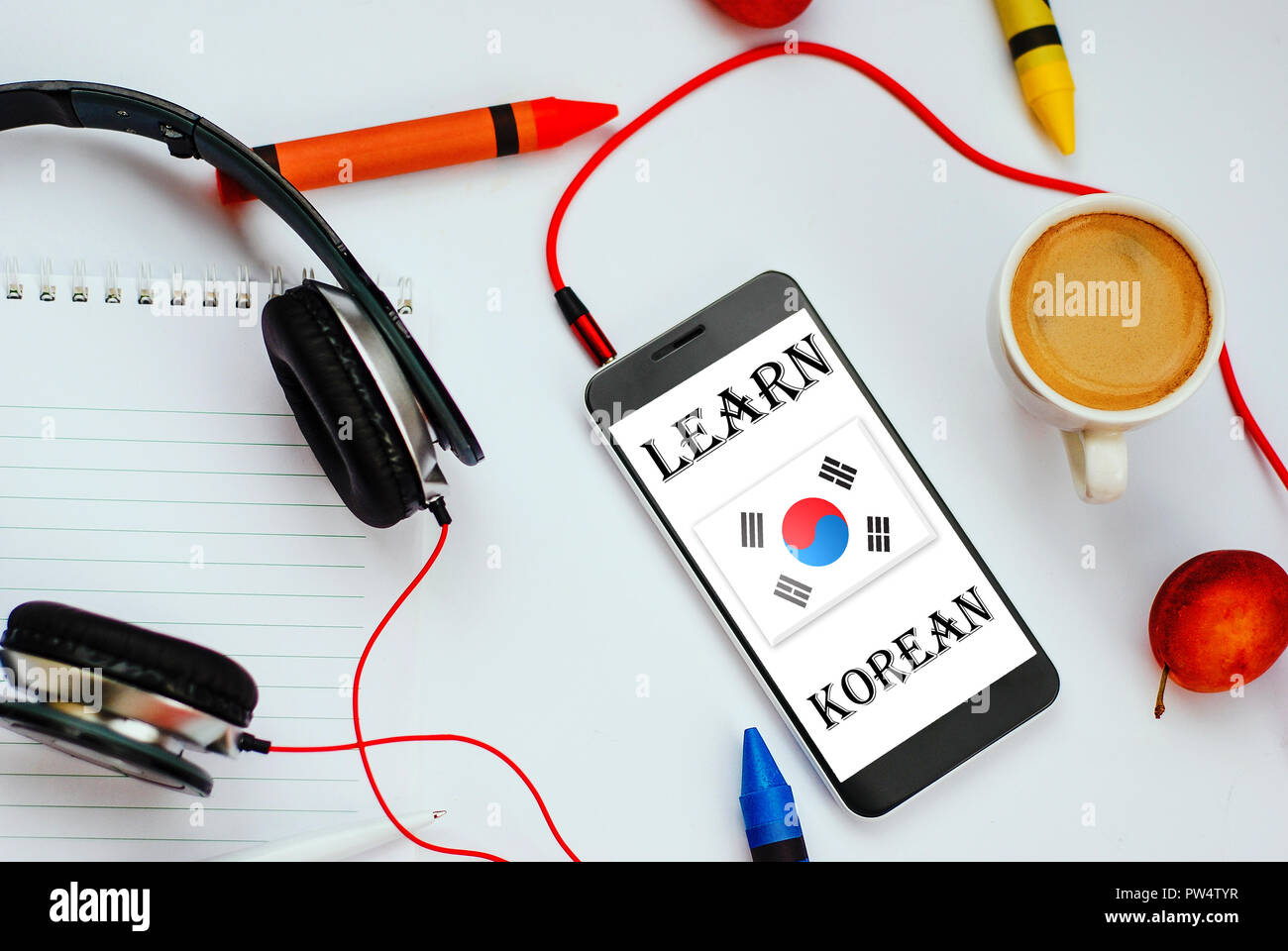 Smartphone avec drapeau coréen et écouteurs. concept de l'apprentissage par le coréen cours audio Banque D'Images