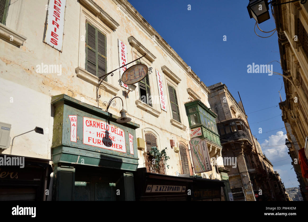 Les bâtiments de style traditionnel et les rues étroites de la capitale maltaise de La Valette Banque D'Images