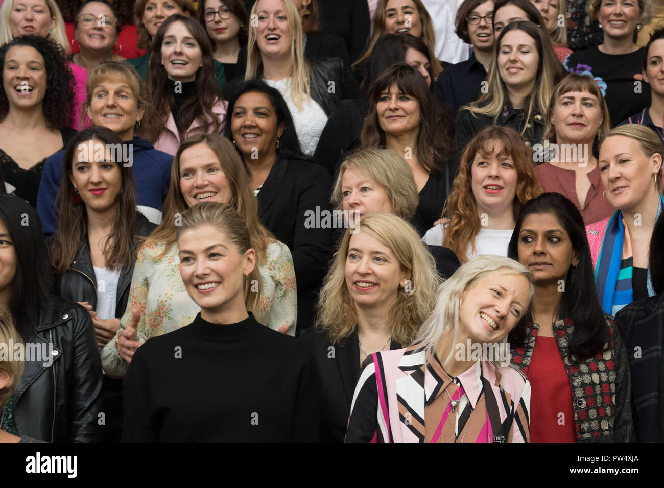 Les décideurs et acteurs du film posent pour une photo de groupe au British Film Institute Film Festival sur la rive sud de Londres pour marquer la contribution des femmes à l'industrie du film britannique. Banque D'Images