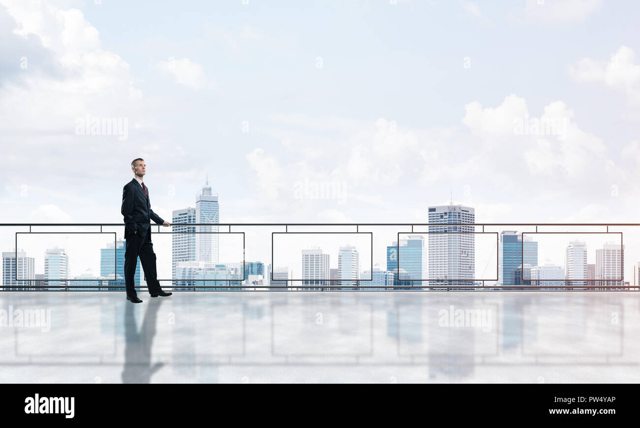 Lever du soleil au-dessus des gratte-ciel et homme d'affaires face à de nouveaux jours Banque D'Images