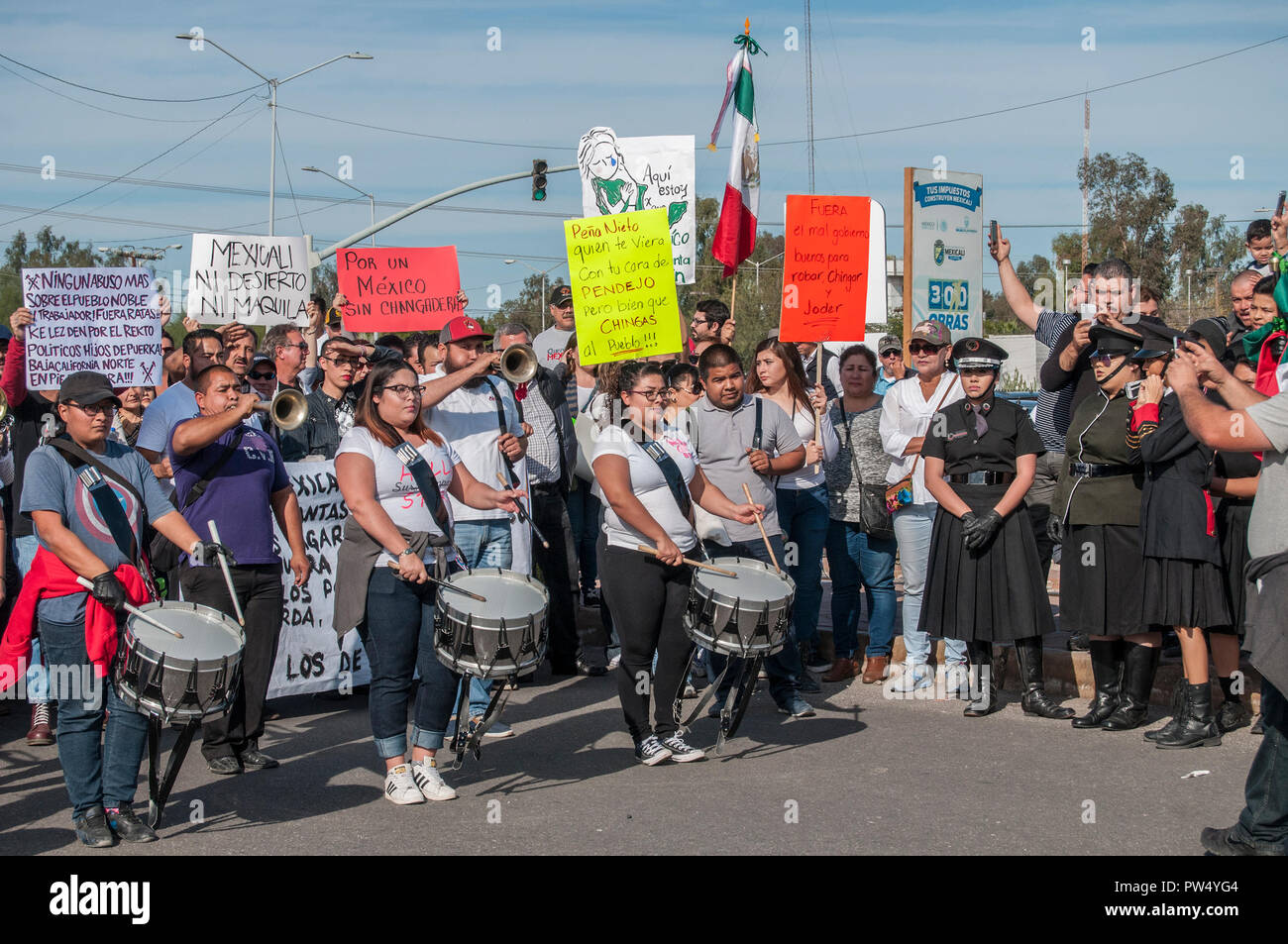 Protersters à Mexicali Baja. Le Mexique contre le gouverneur de Basse Californie (FRANCISCO VEGA) et président du Mexique (ENRIQUE PEÑA NIETO) Banque D'Images