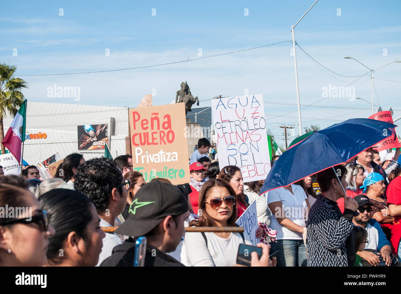 Protersters à Mexicali Baja. Le Mexique contre le gouverneur de Basse Californie (FRANCISCO VEGA) et président du Mexique (ENRIQUE PEÑA NIETO) Banque D'Images