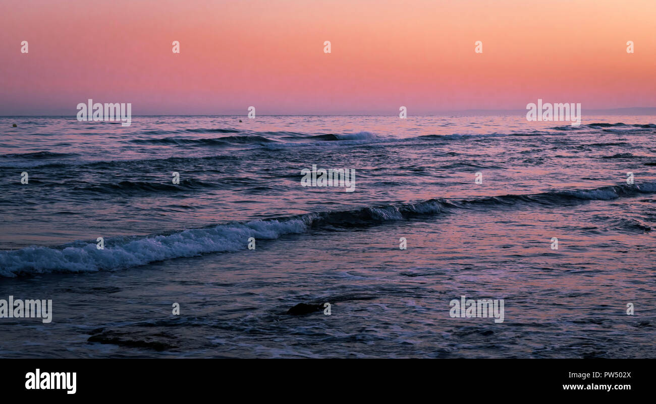 Coucher de soleil sur la plage de Dunas de Artola a également appelé la plage Cabopino, Marbella, Espagne. Banque D'Images