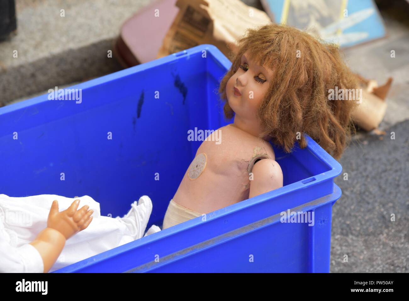 Amiens réderie, ou marché aux puces : une poupée en plastique childs placés dans une caisse en plastique bleu Banque D'Images