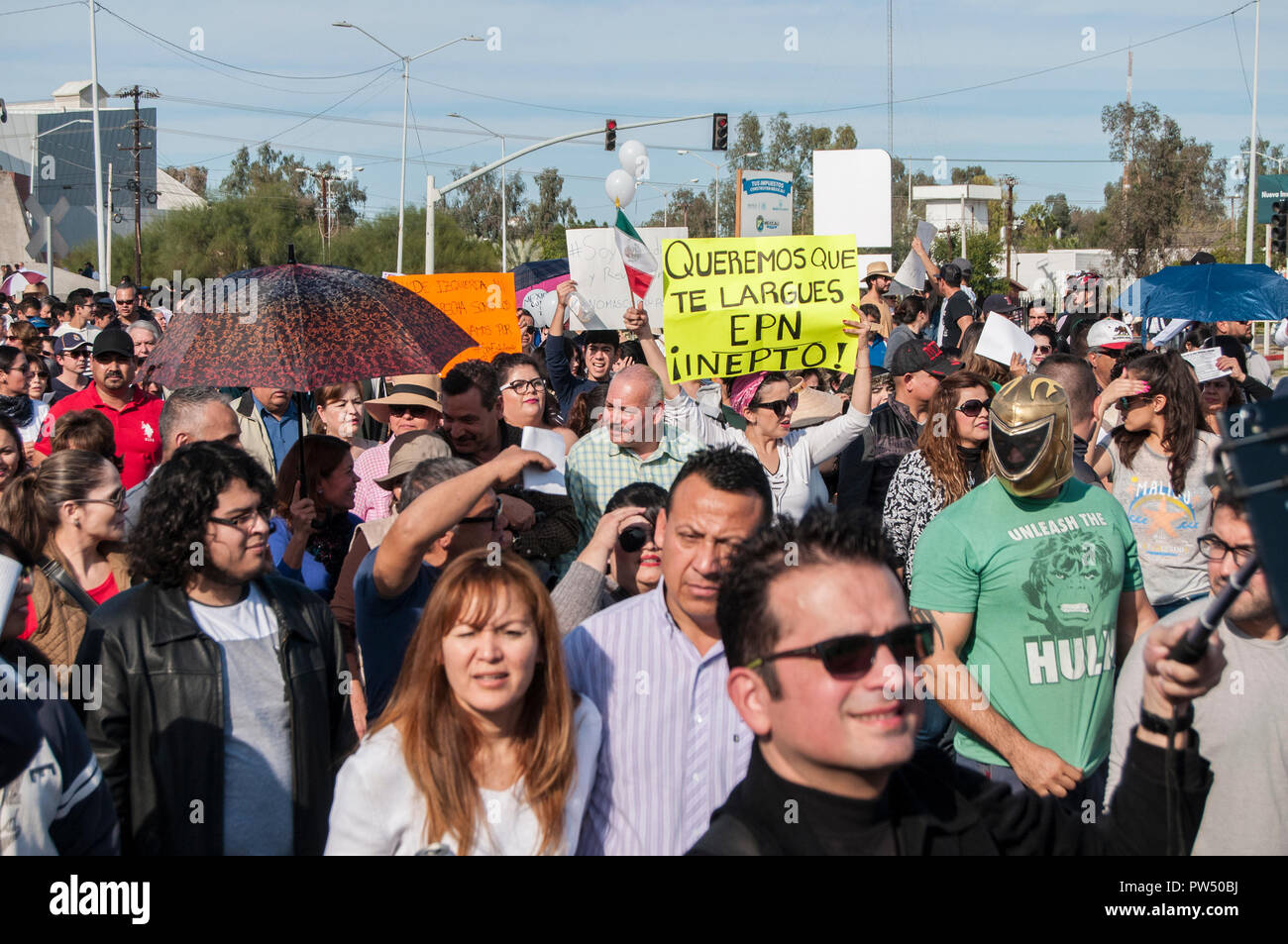 Protersters à Mexicali Baja. Le Mexique contre le gouverneur de Basse Californie (FRANCISCO VEGA) et président du Mexique (ENRIQUE PEÑA NIETO) Banque D'Images