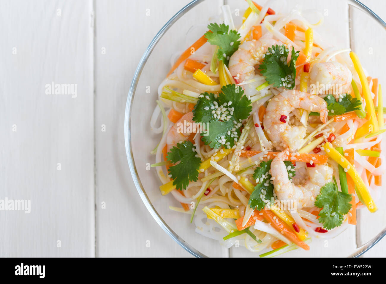 Style asiatique salade de nouilles aux crevettes, mangue et carotte. Banque D'Images