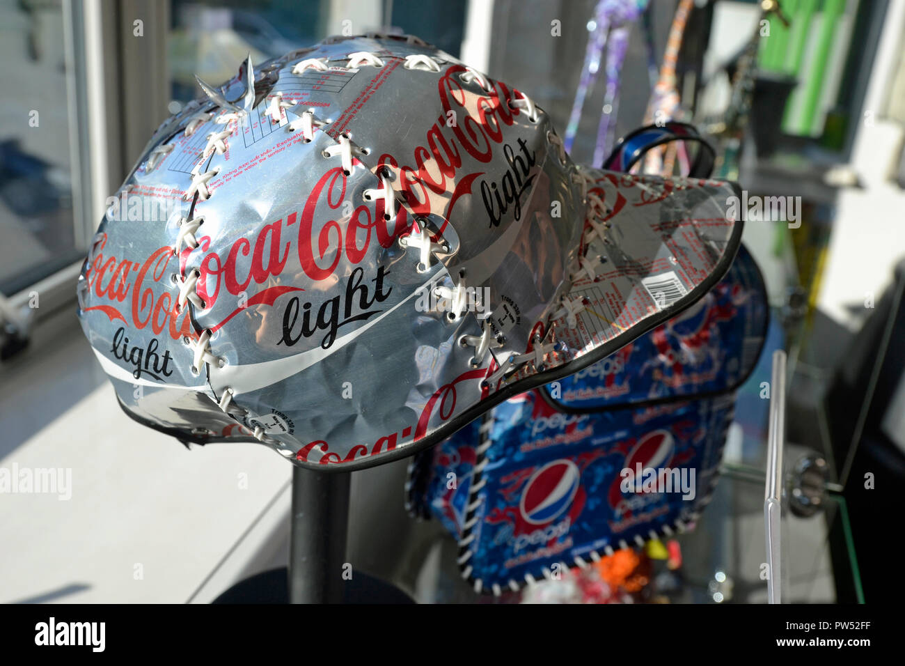 Cap fabriqué à partir de canettes de cola en Afrique. Sur l'affichage dans le centre de visiteurs à Milton Keynes, Parc de récupération des déchets d'usine de recyclage, España Banque D'Images