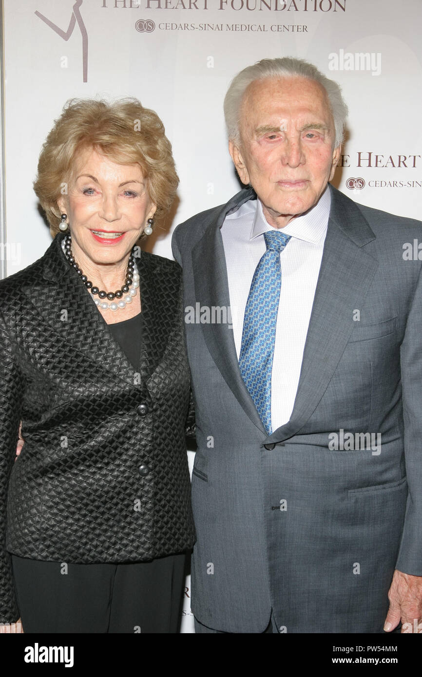 Anne Douglas, Kirk Douglas 10/11/05 La Fondation du coeur Gala Anne Douglas et Kirk Douglas @ Beverly Hilton Hotel, Los Angeles Photo de Fuminori Kaneko/HNW / PictureLux 33683 Numéro de référence de dossier 042HNWPLX Banque D'Images