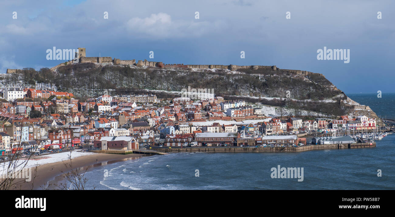 Le Château de Scarborough et plage sont recouverts d'une fine couche de neige pendant la bête de l'est mauvais temps d Banque D'Images