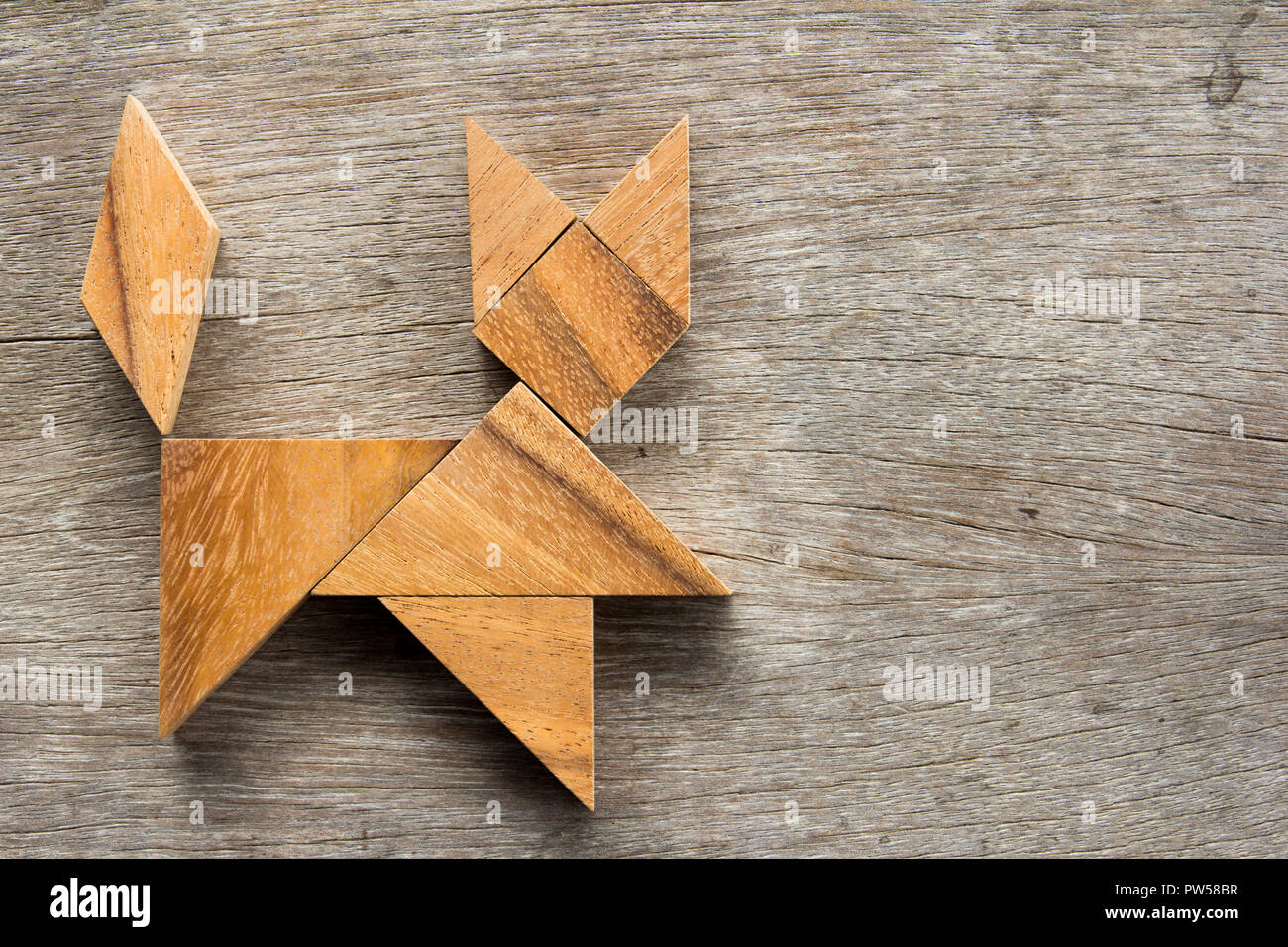 Casse Tete Tangram Chinois En Forme De Chat Sur Fond De Bois Photo Stock Alamy