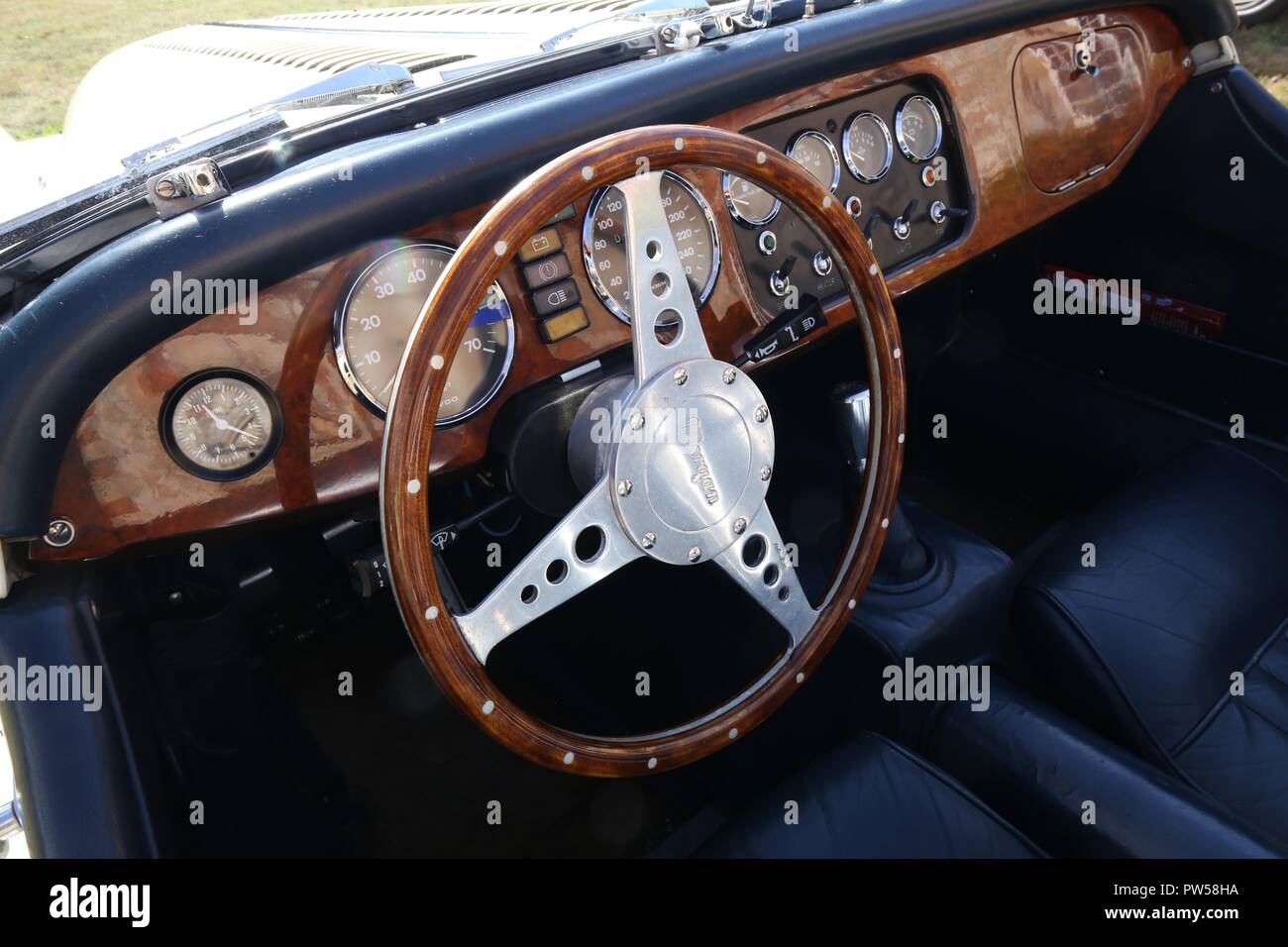 Dans le cockpit d'un Morgan Plus 8 au Château de Neuville à Gambais (78) - France. Banque D'Images