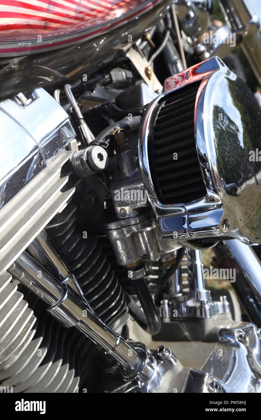 Harley Davidson classique près du moteur jusqu'au Château de Neuville à Gambais (78) - France. Banque D'Images