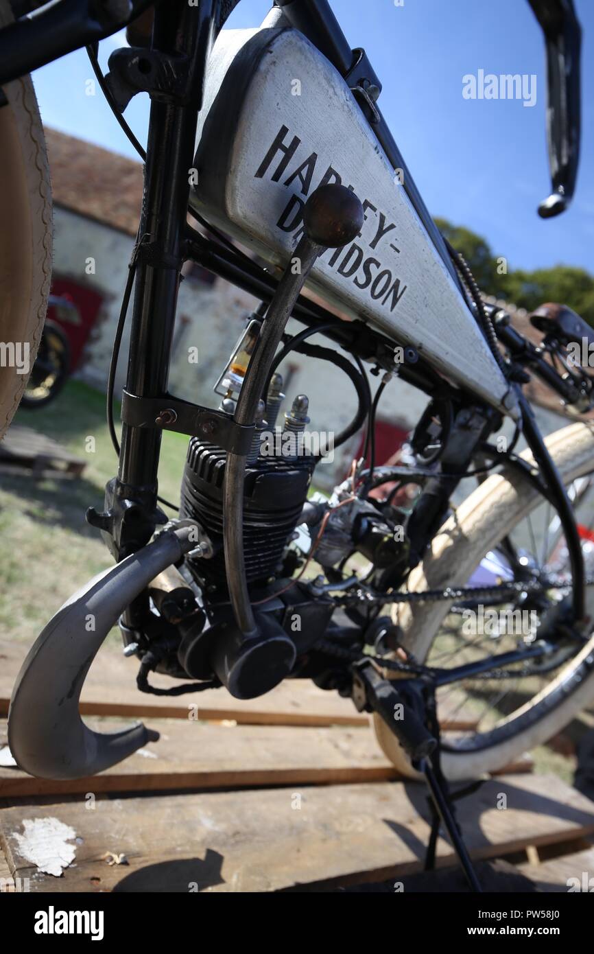 La main d'Harley Davidson Racer au Château de Neuville à Gambais (78) - France. Banque D'Images