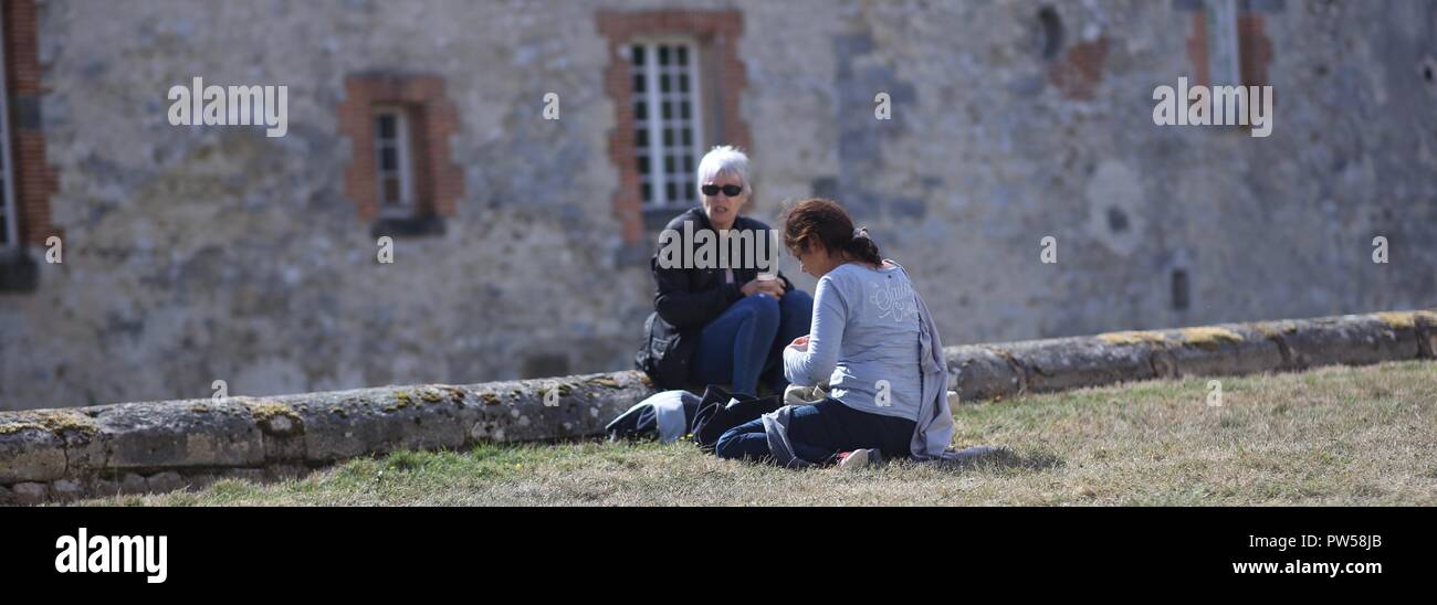 Mère et fille au Château de Neuville à Gambais (78) - France. Banque D'Images