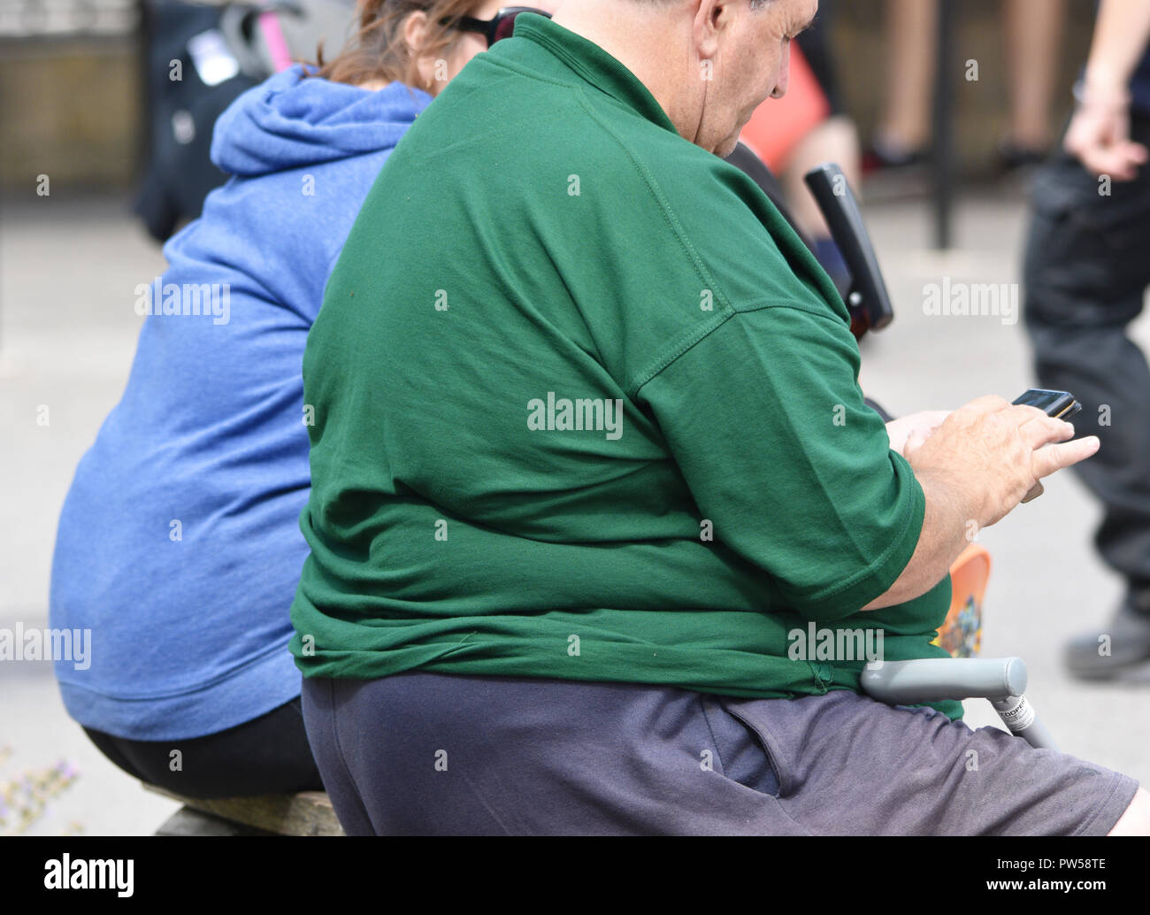 Couple obèses dans la rue (UK) Banque D'Images