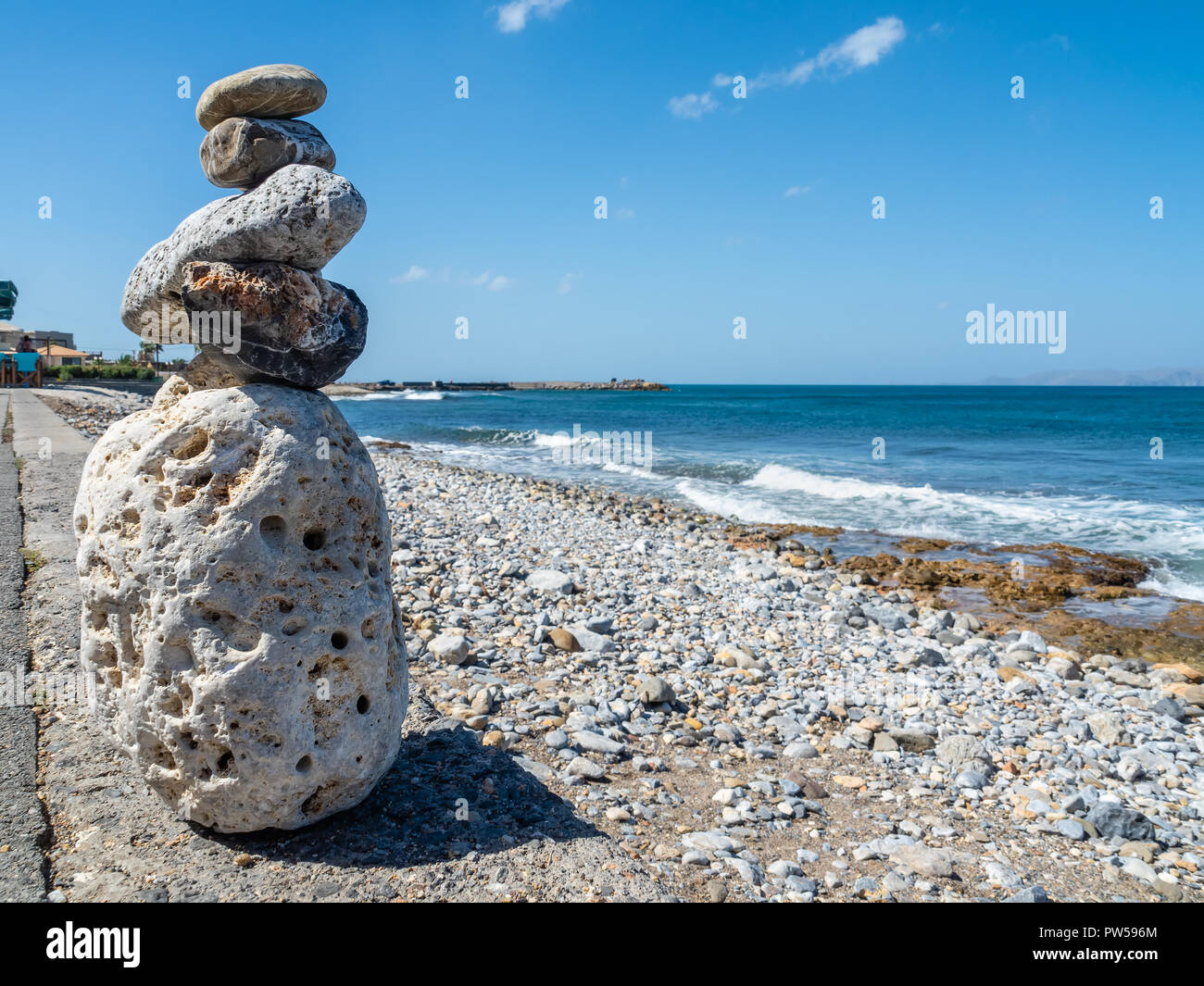 Figure de pierre à regarder la mer, l'île de Crète, Grèce Banque D'Images