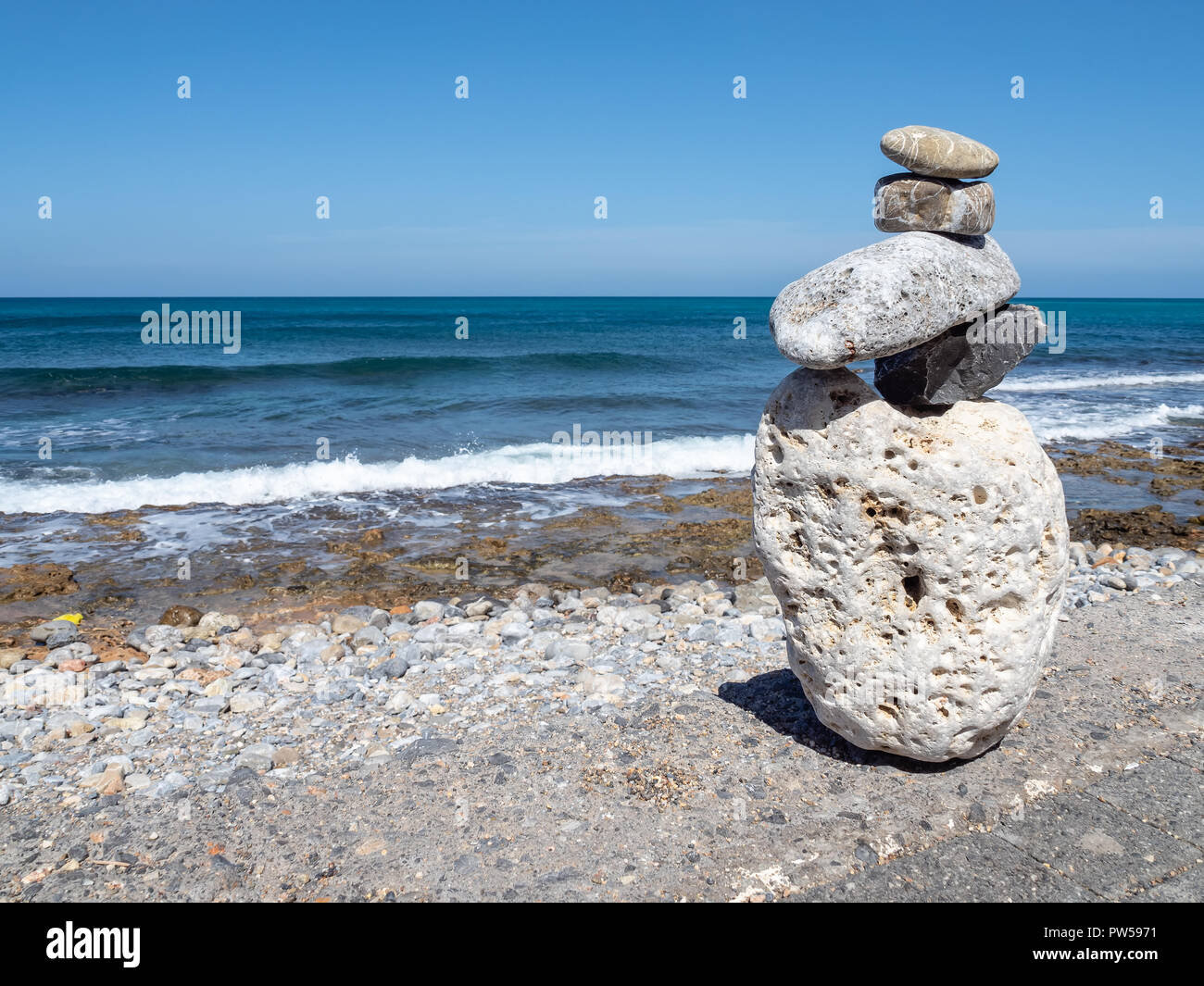 Figure de pierre à regarder la mer, l'île de Crète, Grèce Banque D'Images