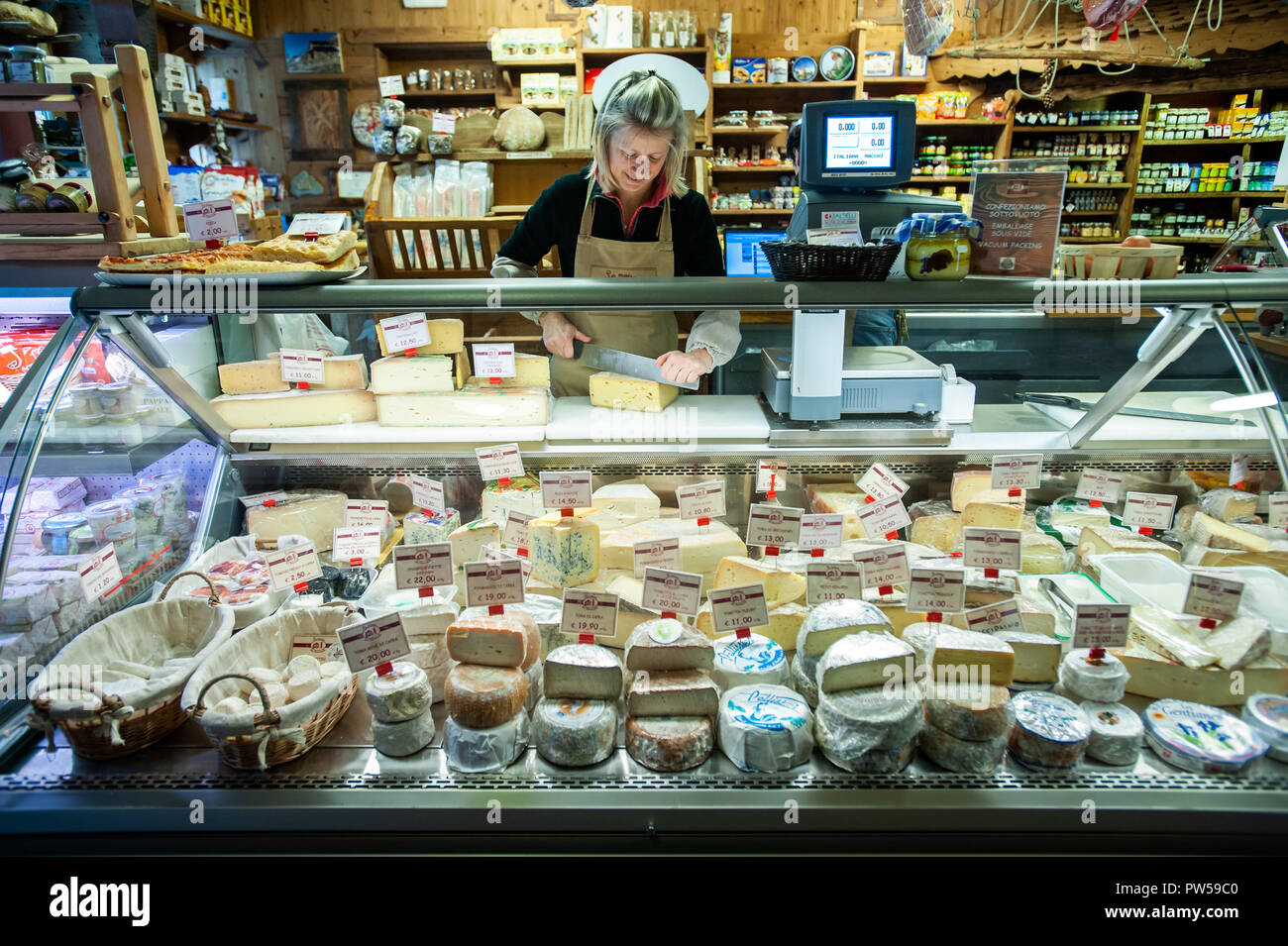 Un vendeur tranches de fromage à partir de la Val d'aoste comme produits laitiers locaux sont sur l'affichage dans une fenêtre d'Valtournache, Italie, le 18 septembre 2011 Banque D'Images