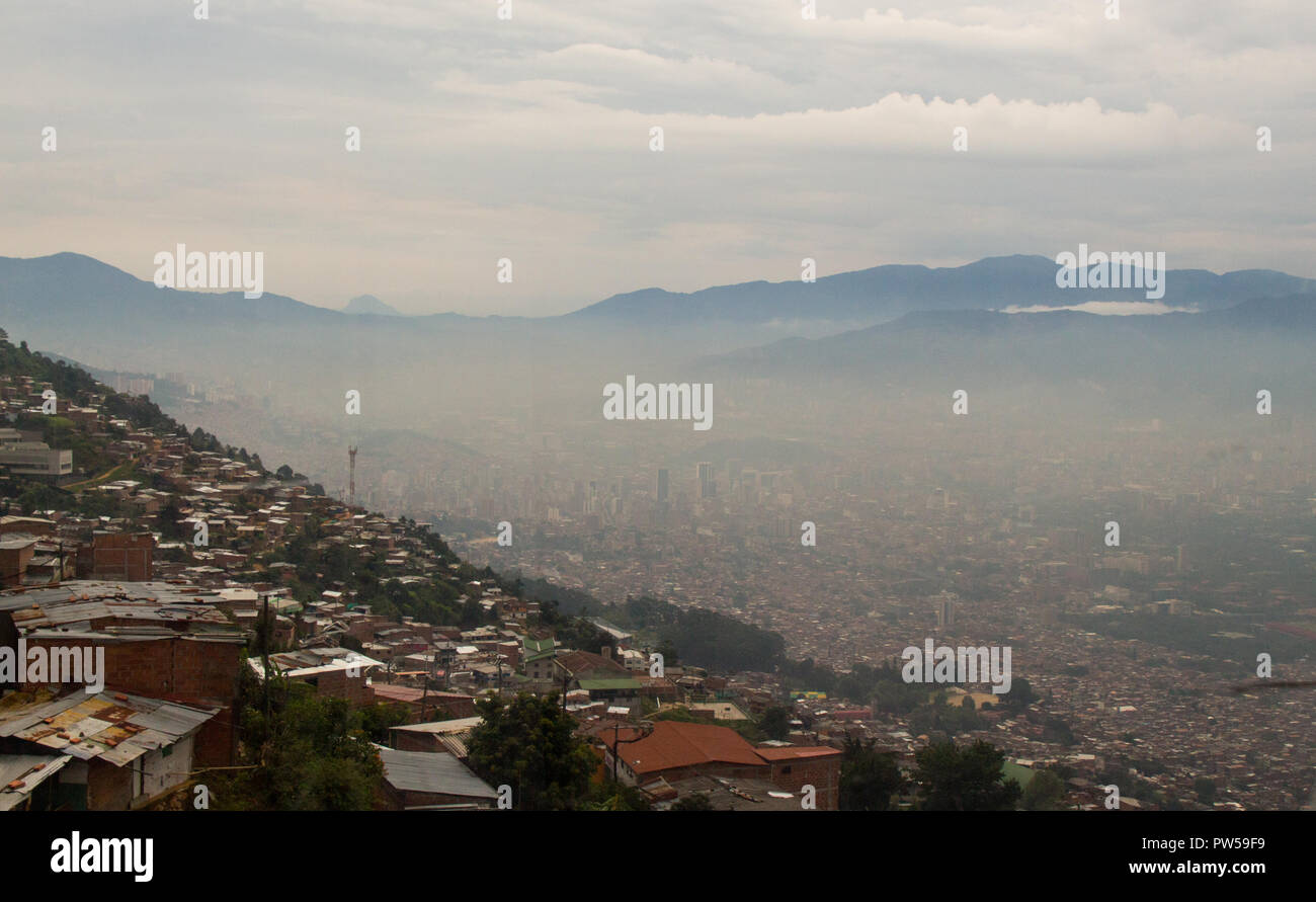 Vue sur la ville de Medellin, situé dans une vallée entre les montagnes, le smog au centre-ville Banque D'Images