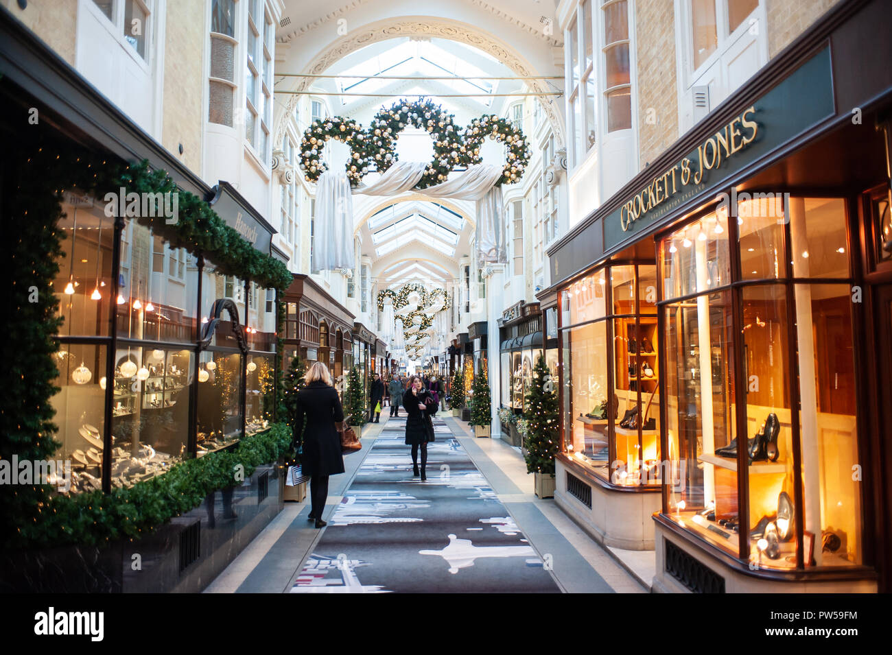 Londres, Royaume-Uni - 21 novembre : les gens se promener dans la Burlington Arcade à Londres le 21 novembre 2013. Il est l'un des plus célèbres centres commerciaux de Londres à Chr Banque D'Images