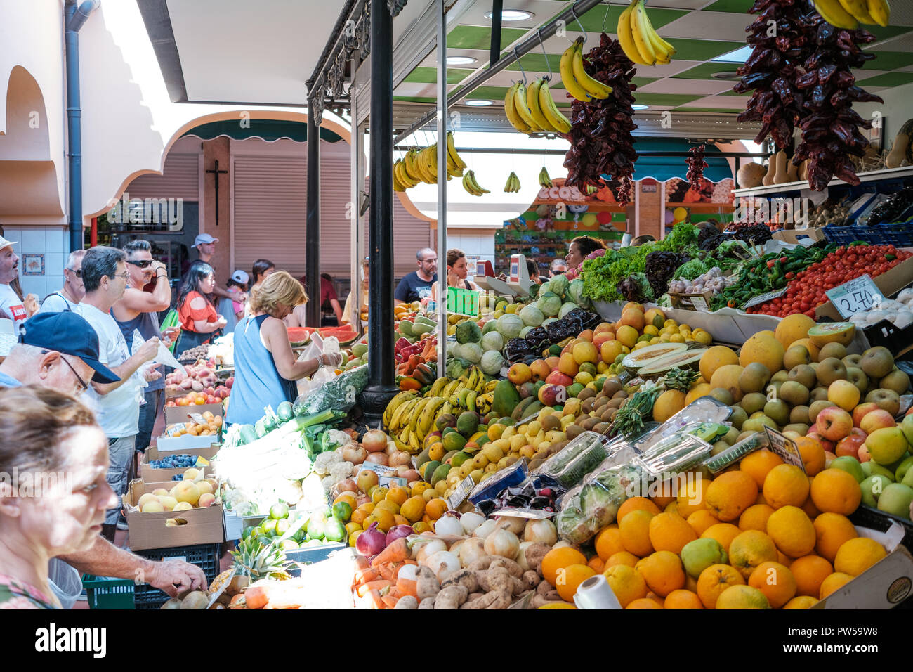 Santa Cruz de Tenerife, Canaries, Espagne - Septembre 2018 : Les gens d'acheter des fruits et des légumes au marché alimentaire Marché Municipal Notre Dame d'Afrique Banque D'Images