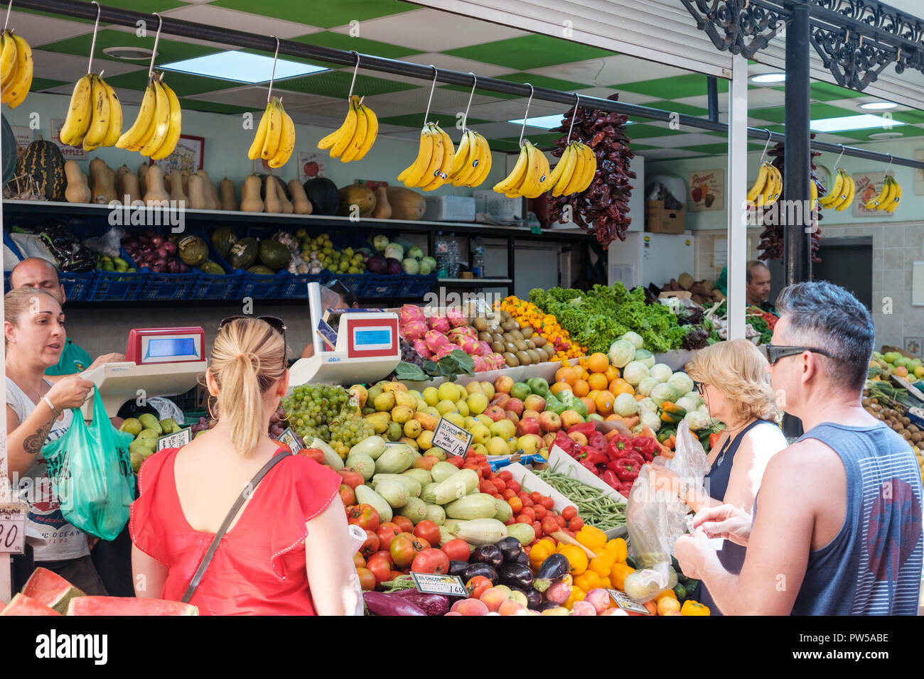 Santa Cruz de Tenerife, Canaries, Espagne - Septembre 2018 : Les gens d'acheter des fruits et des légumes au marché alimentaire Marché Municipal Notre Dame d'Afrique Banque D'Images