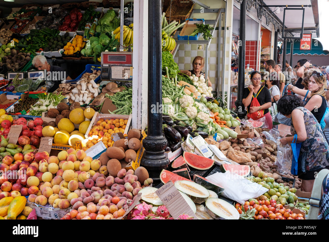 Santa Cruz de Tenerife, Canaries, Espagne - Septembre 2018 : Les gens d'acheter des fruits et des légumes au marché alimentaire Marché Municipal Notre Dame d'Afrique Banque D'Images