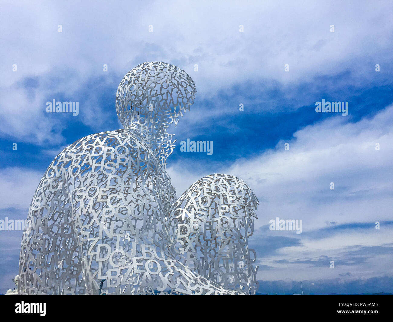 La Normande sculpture de Jaume Plensa sur le mur du port à Antibes Banque D'Images