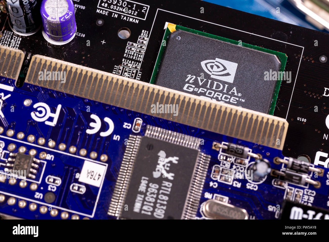 Sofia, Bulgarie - 27 juillet 2018 : chip NVIDIA GeForce est vu sur un circuit imprimé (PCB). L'équipement informatique. Banque D'Images