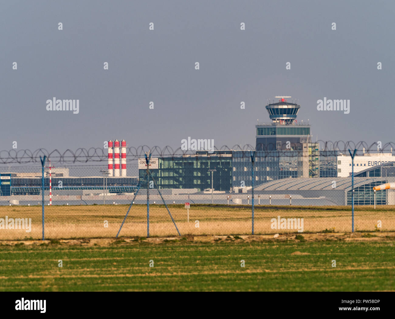 PRAGUE, RÉPUBLIQUE TCHÈQUE - le 11 octobre 2018 : construction de la tour de contrôle de l'aéroport de Prague Vaclav Havel, vue de la piste. L'aéroport de Prague est le principal thème d'air Banque D'Images