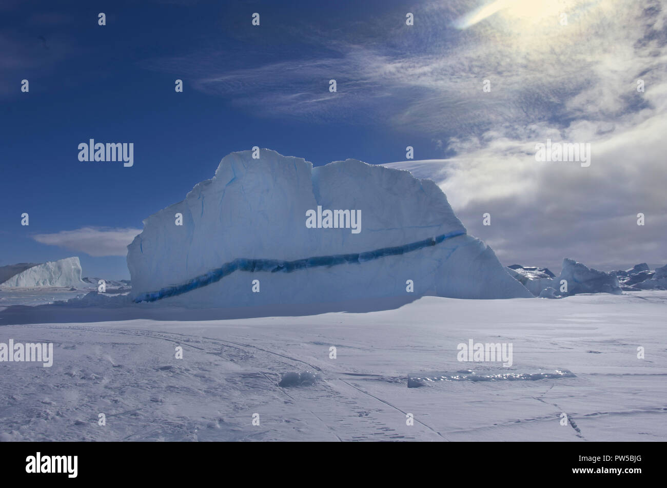Panorama sur les icebergs et de la glace sur l'eau devant lui, le terrain et les paysages , l'Antarctique jour, le coucher du soleil. Banque D'Images
