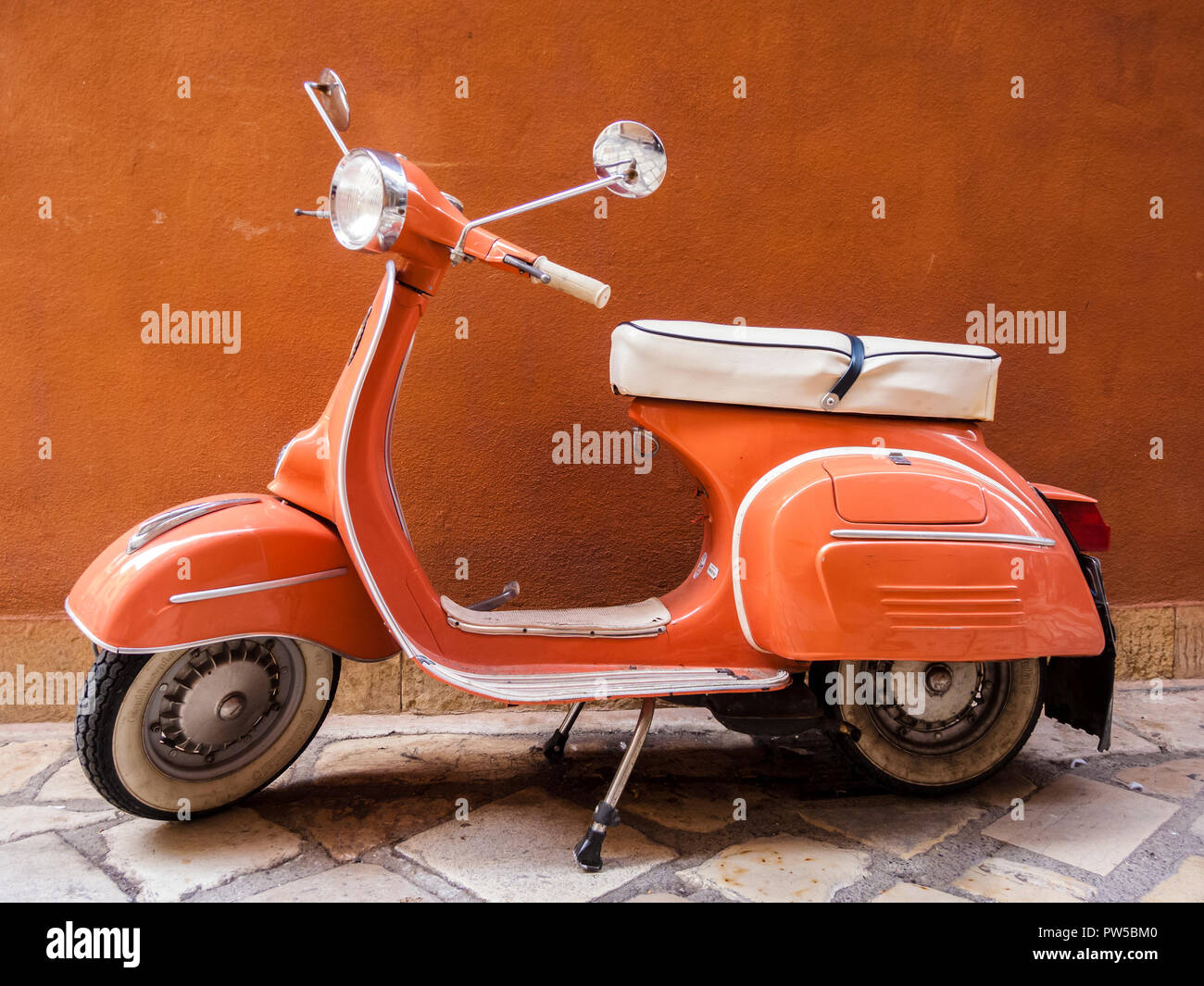 Corfou, Grèce - 25 août 2018 : Vespa scooter sur la rue Corfou Grèce Banque D'Images