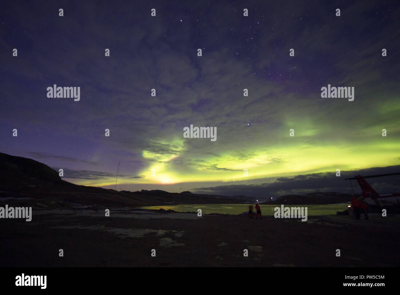 Northern Lights très colorés dans le ciel nocturne. L'antarctique Banque D'Images