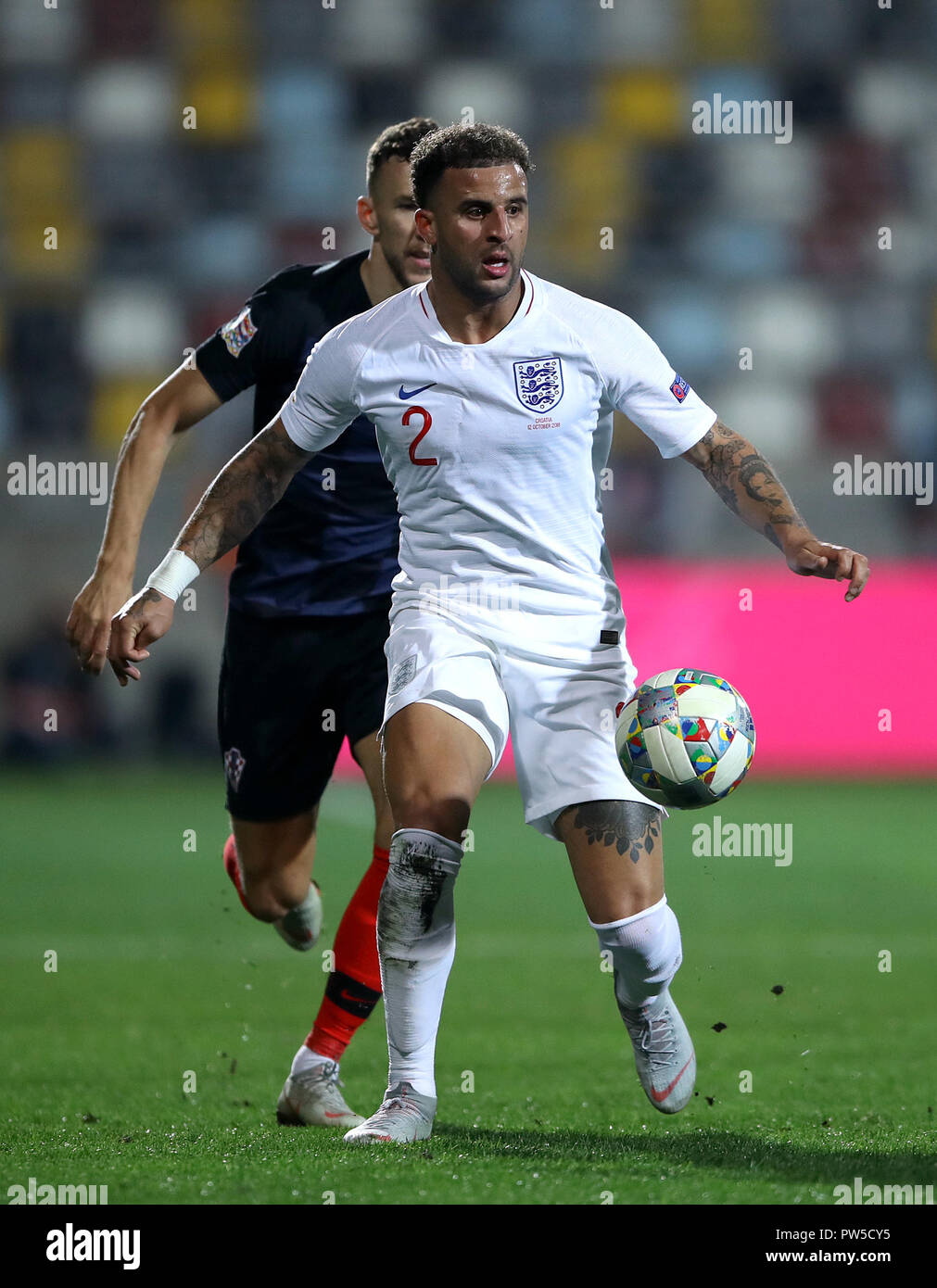 Kyle Walker de l'Angleterre (à droite) et de la Croatie, Ivan Perisic (à gauche) au cours de l'UEFA Ligue Nations match à Stadion HNK Rijeka en Croatie. Banque D'Images