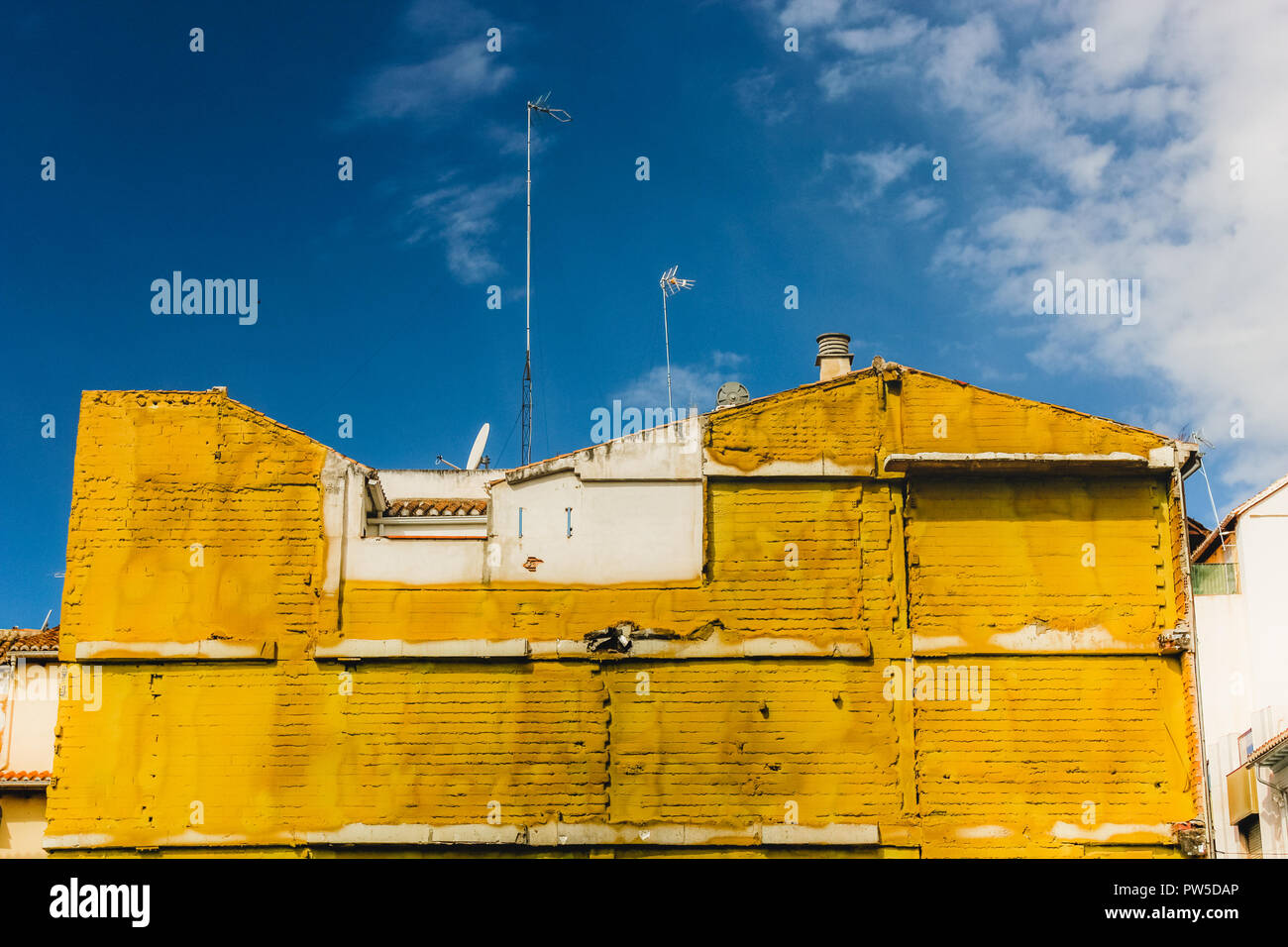 Matériau isolant jaune sur la construction à Grenade, Espagne. Ciel bleu, un contraste élevé et bâtiment jaune. Banque D'Images