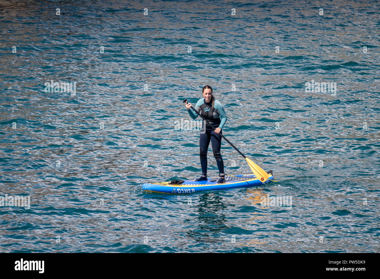 Paddle à l'embouchure du port de Porthleven - Cornwall, UK. Banque D'Images