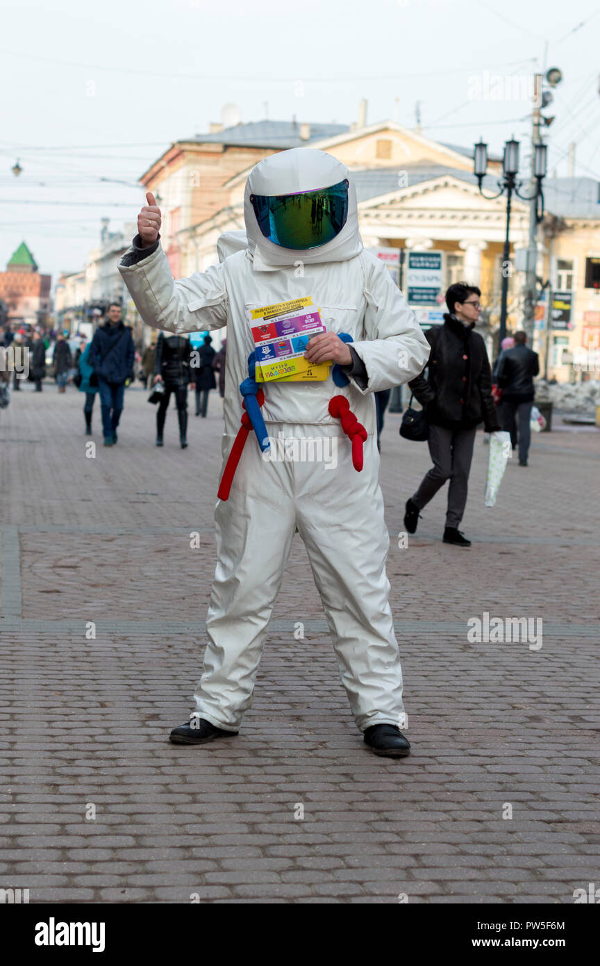Nizhny Novgorod, Russie - 17 mars 2017 : un jeune homme en costume d'astronaute, distribution de tracts dans la rue . Banque D'Images