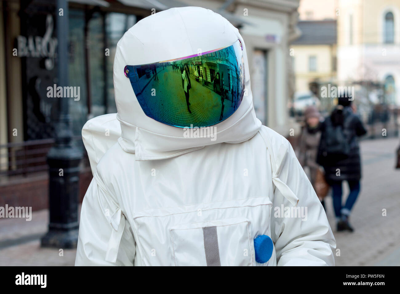 Nizhny Novgorod, Russie - 17 mars 2017 : un jeune homme en costume d'astronaute, distribution de tracts dans la rue . Banque D'Images