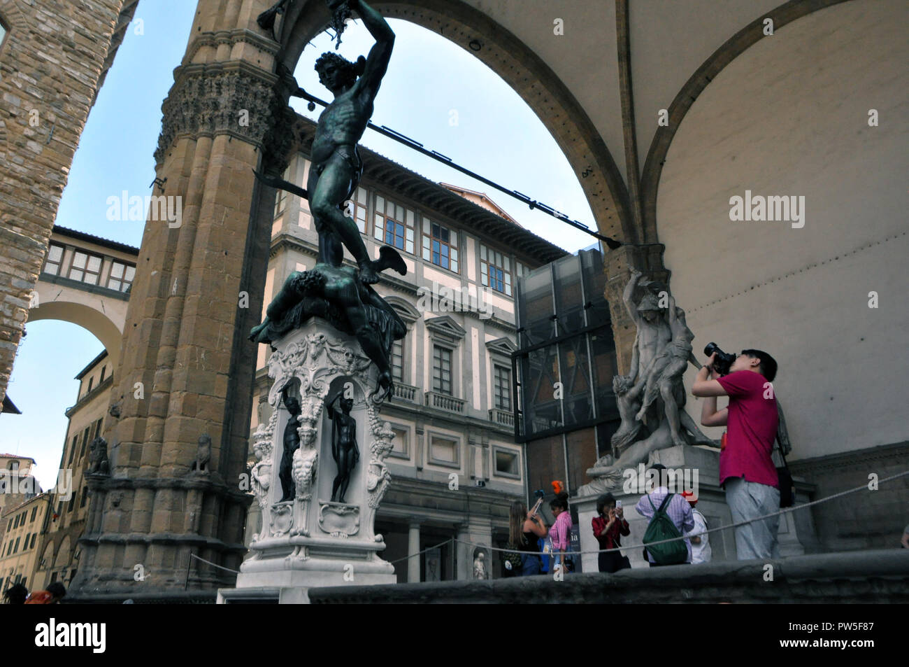 FLORENCE, ITALIE - 12 juin 2016 : Le héros grec Persée statue sur la place centrale sous la colonnade.Toscane, Italie Banque D'Images